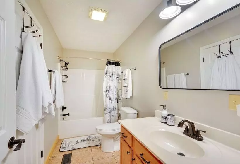 Mtn View + Fire Pit: Pet Friendly Woodlawn Cabin!