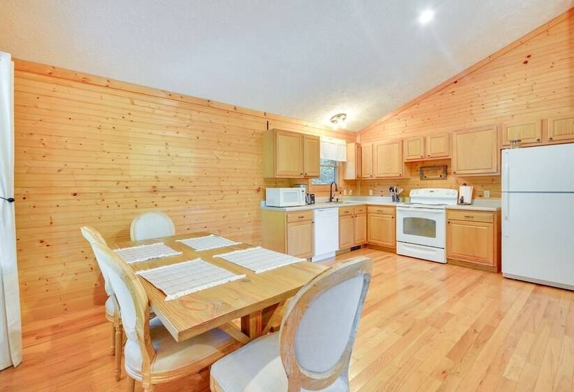 Mtn View + Fire Pit: Pet Friendly Woodlawn Cabin!