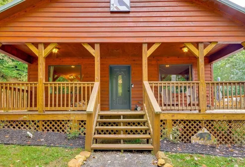 Mtn View + Fire Pit: Pet Friendly Woodlawn Cabin!