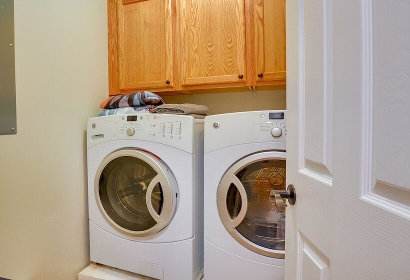 Mtn View + Fire Pit: Pet Friendly Woodlawn Cabin!