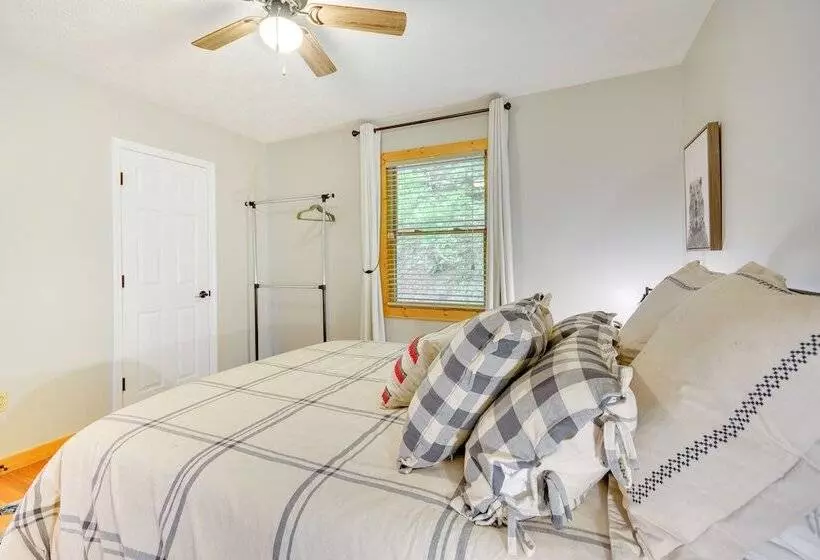 Mtn View + Fire Pit: Pet Friendly Woodlawn Cabin!