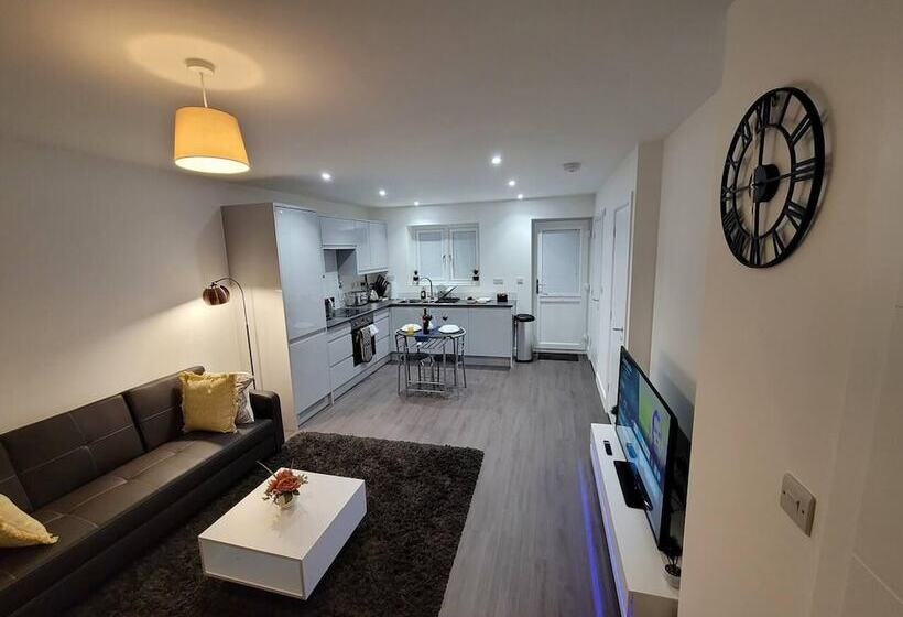 レジデンス Impeccable 2 Bed House In Milton Keynes