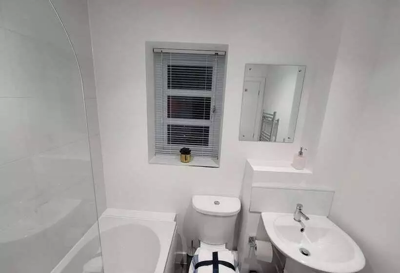 Residenssi Impeccable 2 Bed House In Milton Keynes