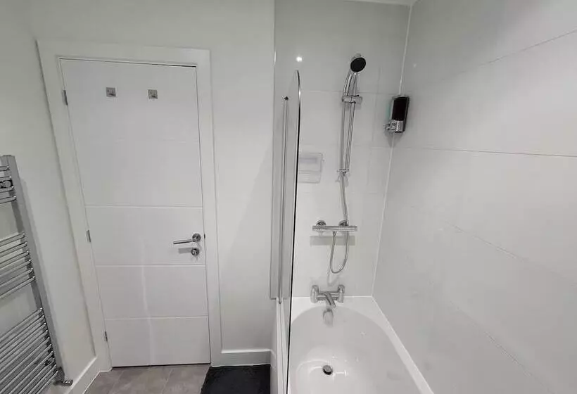 Residenssi Impeccable 2 Bed House In Milton Keynes