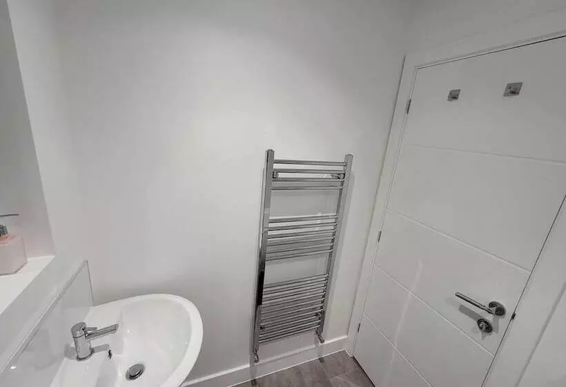 Residenssi Impeccable 2 Bed House In Milton Keynes