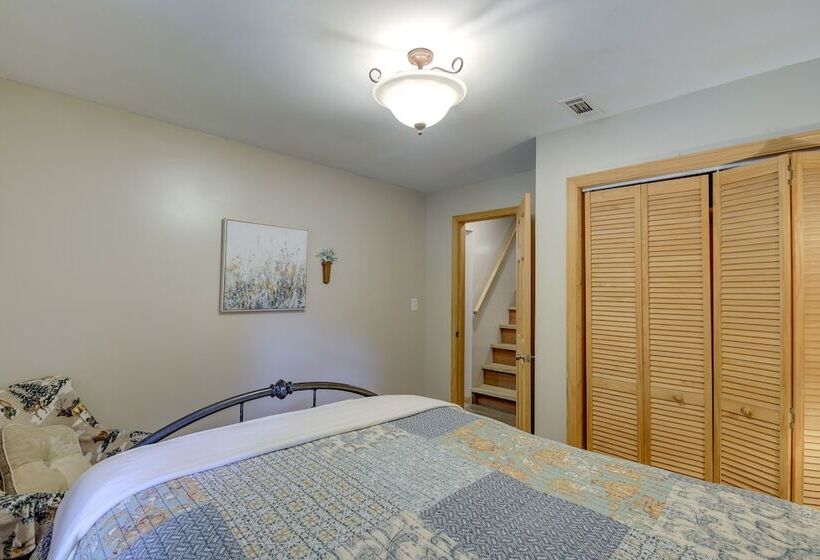 Riverfront Briceville Cabin W/ Patio & Fire Pit!