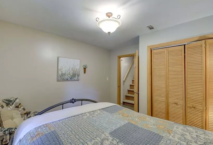 Riverfront Briceville Cabin W/ Patio & Fire Pit!