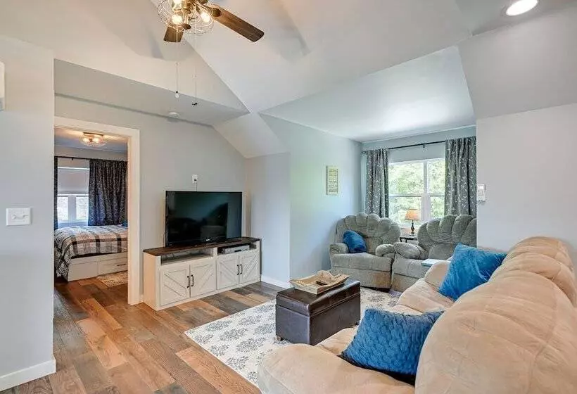 Scenic Bryson City Retreat W/ Direct Lake Access!