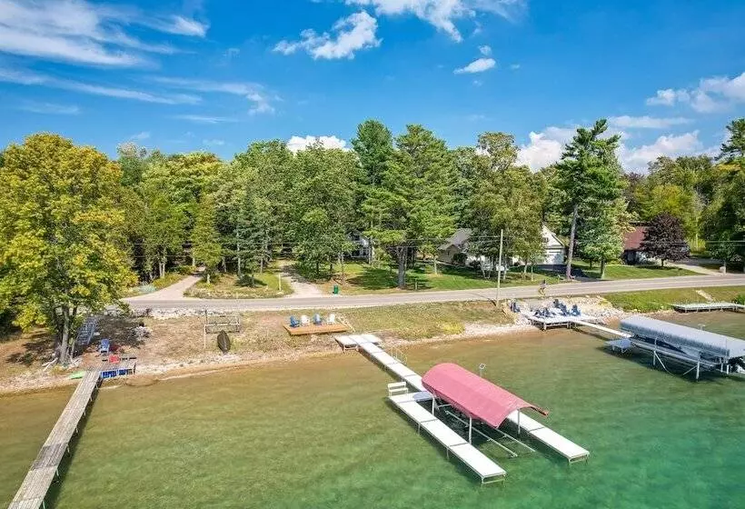 Scenic Cottage W/ Private Dock On Torch Lake