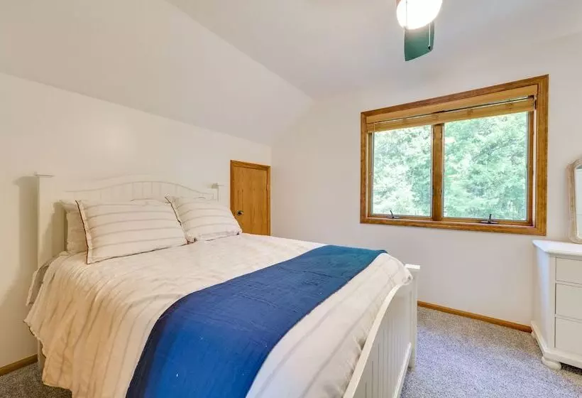 Scenic Cottage W/ Private Dock On Torch Lake