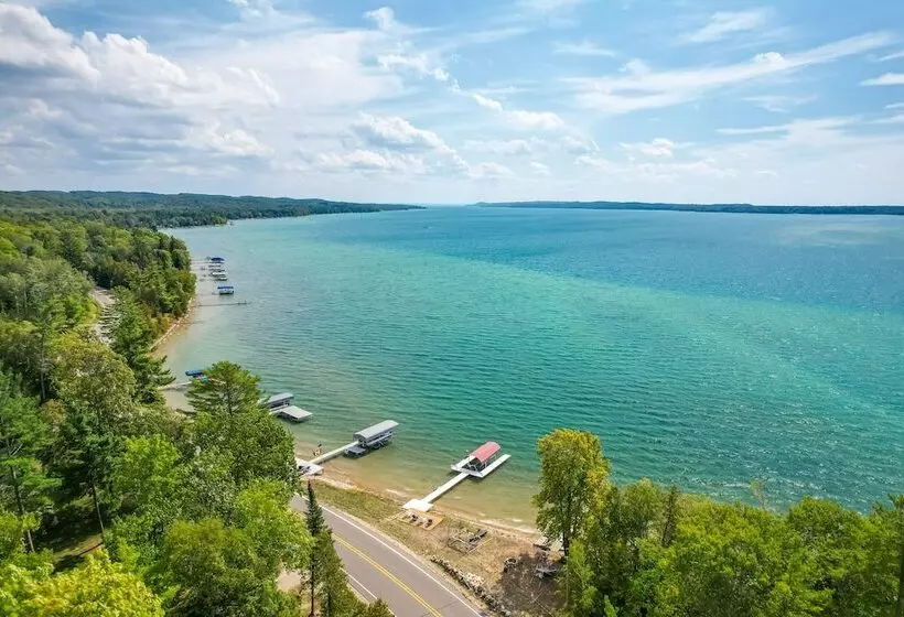 Scenic Cottage W/ Private Dock On Torch Lake