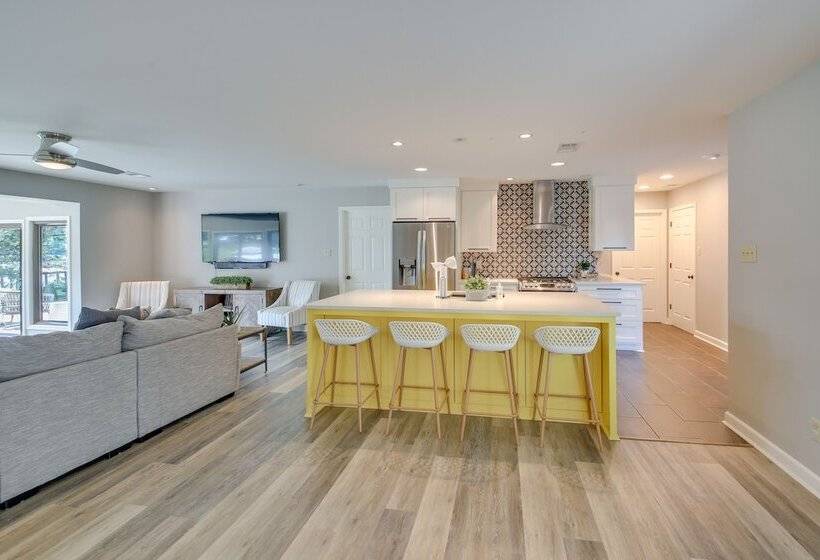 Peaceful Hot Springs Home: Deck W/ Water Views!