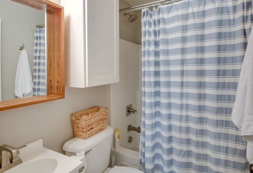 Peaceful Hot Springs Home: Deck W/ Water Views!