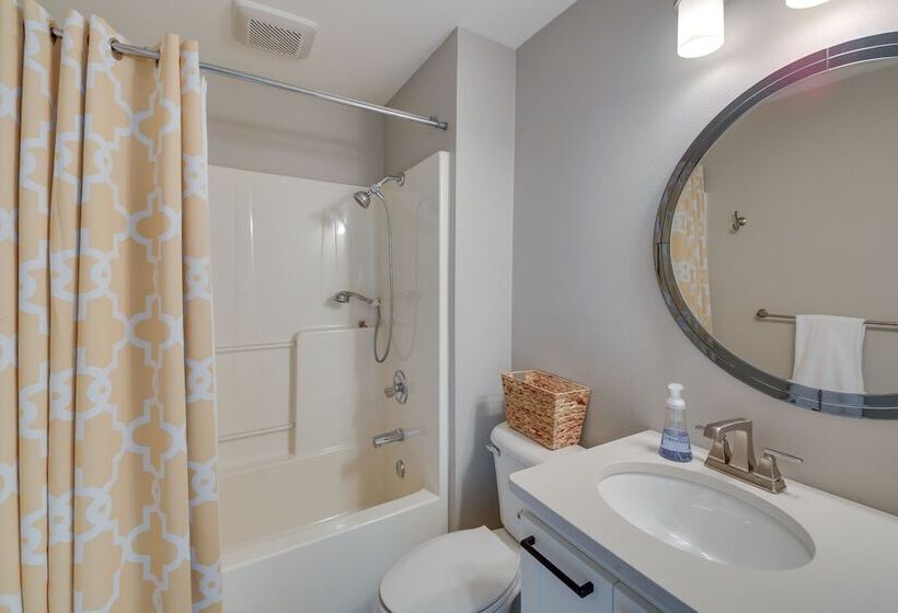 Peaceful Hot Springs Home: Deck W/ Water Views!