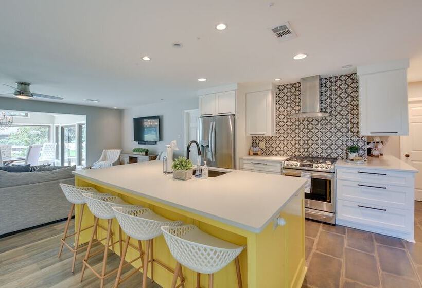 Peaceful Hot Springs Home: Deck W/ Water Views!