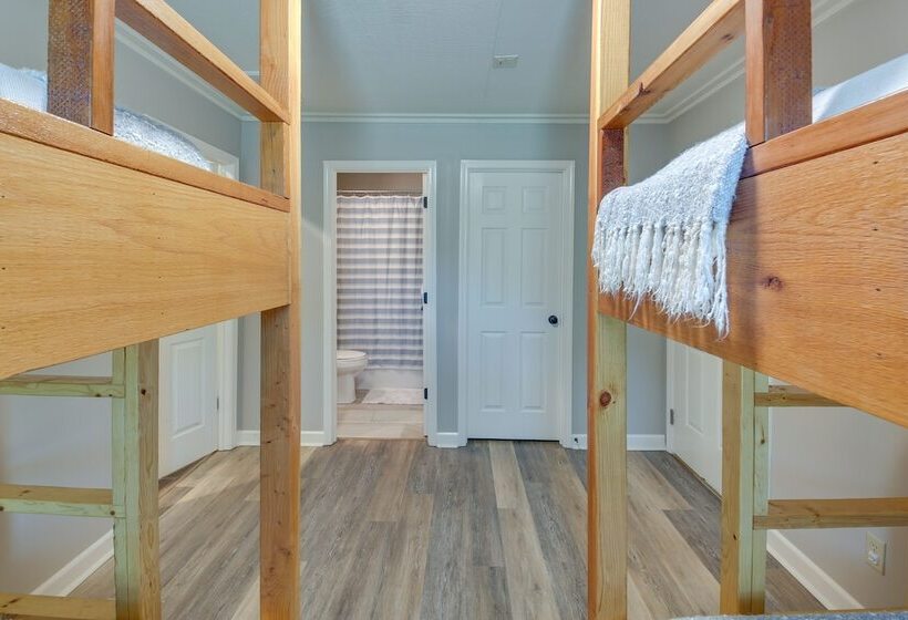 Peaceful Hot Springs Home: Deck W/ Water Views!