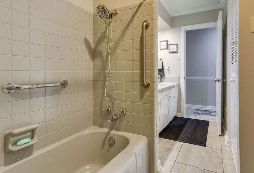 Spacious Little Rock Home W/ Patio   9 Mi To Dtwn!