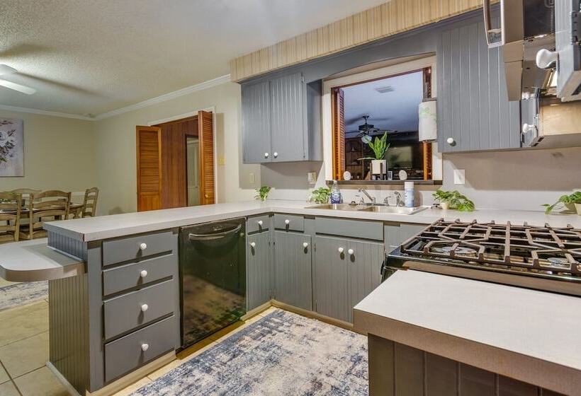 Spacious Little Rock Home W/ Patio   9 Mi To Dtwn!