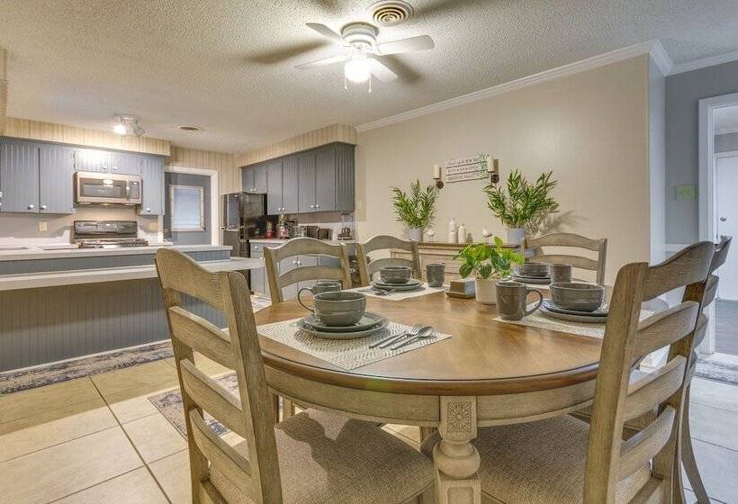 Spacious Little Rock Home W/ Patio   9 Mi To Dtwn!