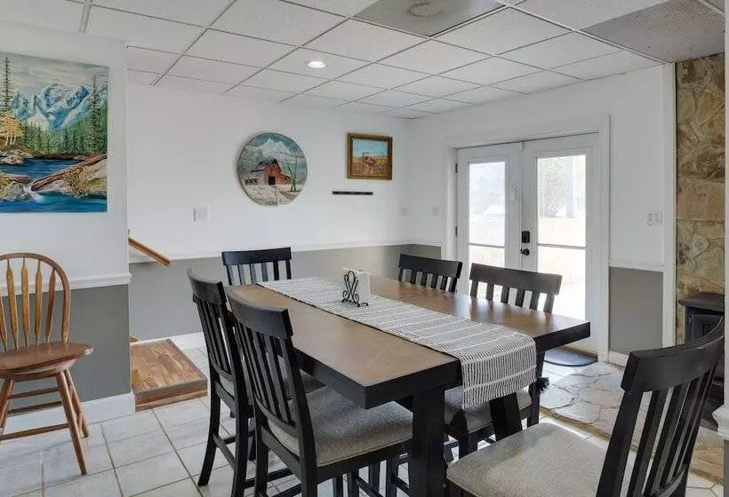 Spacious Mcminnville Vacation Home W/ Gas Grill!