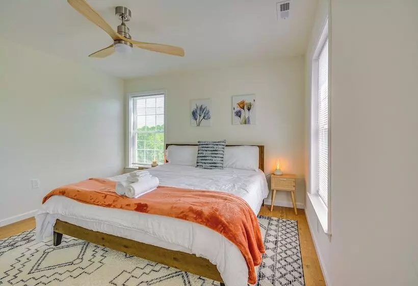 Timeless Hillsville Farmhouse: Blue Ridge Parkway!