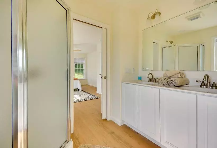 Timeless Hillsville Farmhouse: Blue Ridge Parkway!