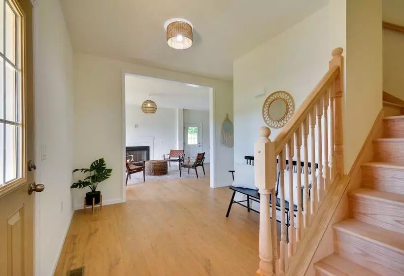 Timeless Hillsville Farmhouse: Blue Ridge Parkway!