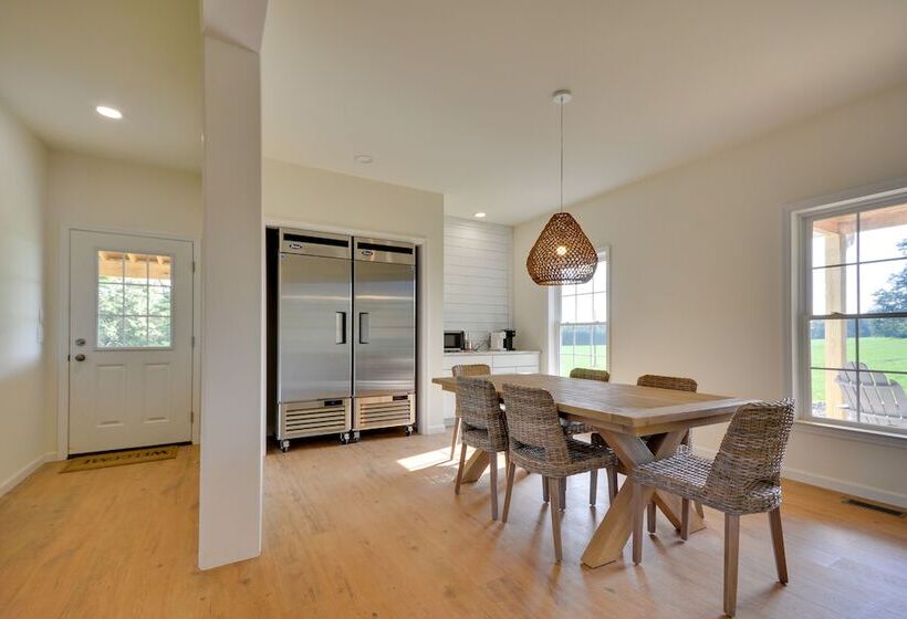 Timeless Hillsville Farmhouse: Blue Ridge Parkway!