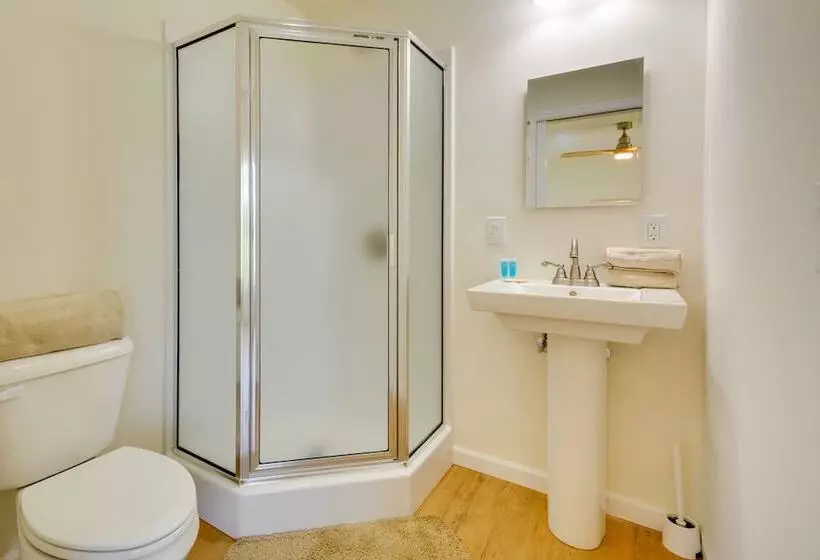 Timeless Hillsville Farmhouse: Blue Ridge Parkway!