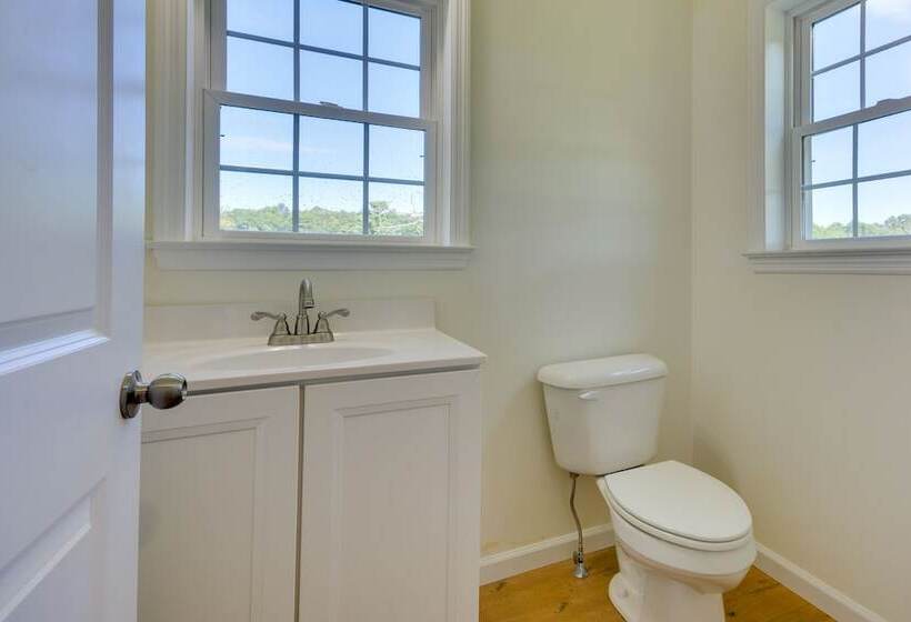 Timeless Hillsville Farmhouse: Blue Ridge Parkway!