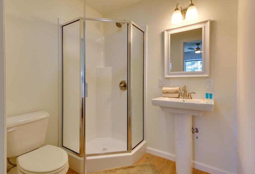 Timeless Hillsville Farmhouse: Blue Ridge Parkway!