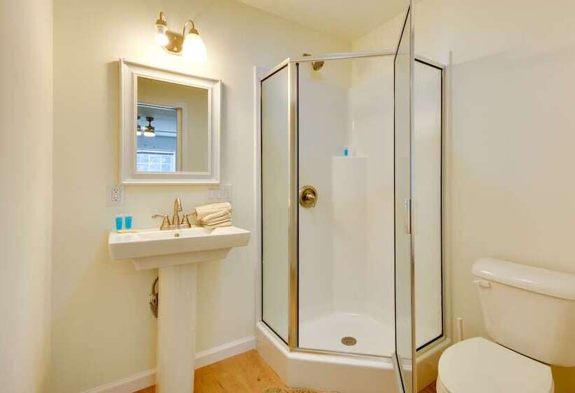 Timeless Hillsville Farmhouse: Blue Ridge Parkway!