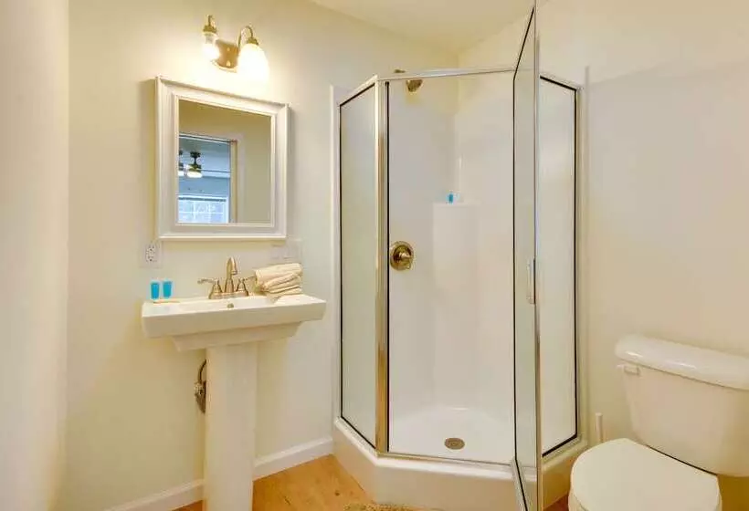 Timeless Hillsville Farmhouse: Blue Ridge Parkway!