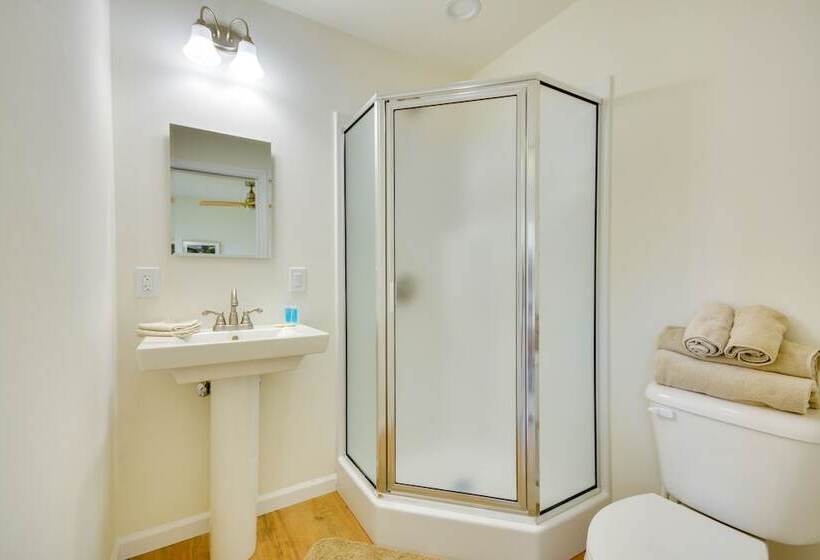 Timeless Hillsville Farmhouse: Blue Ridge Parkway!