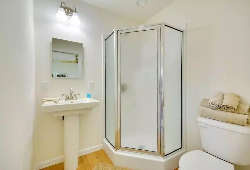 Timeless Hillsville Farmhouse: Blue Ridge Parkway!