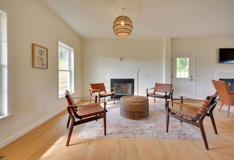 Timeless Hillsville Farmhouse: Blue Ridge Parkway!