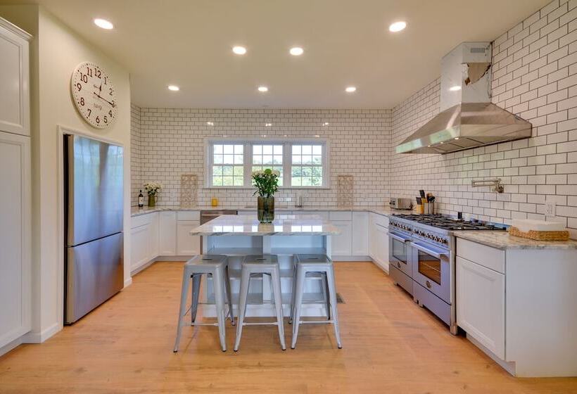 Timeless Hillsville Farmhouse: Blue Ridge Parkway!