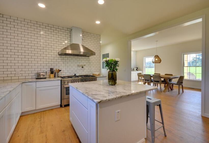 Timeless Hillsville Farmhouse: Blue Ridge Parkway!