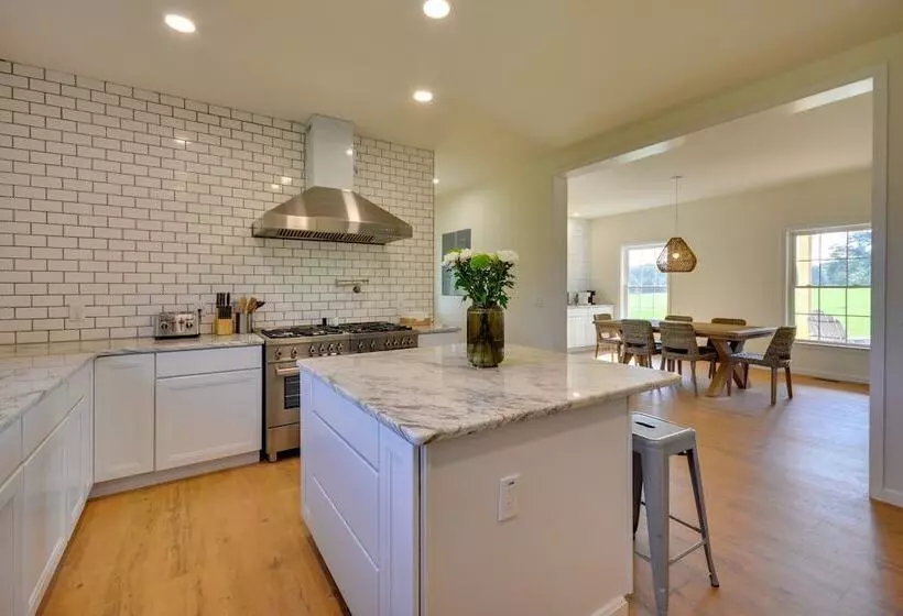 Timeless Hillsville Farmhouse: Blue Ridge Parkway!