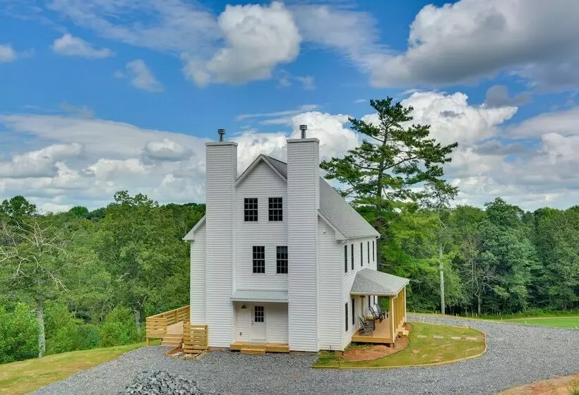 Timeless Hillsville Farmhouse: Blue Ridge Parkway!