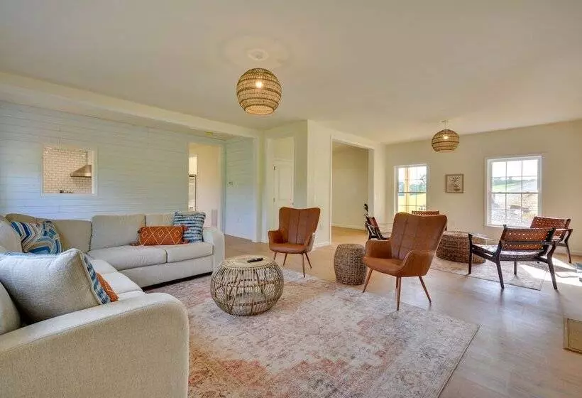 Timeless Hillsville Farmhouse: Blue Ridge Parkway!