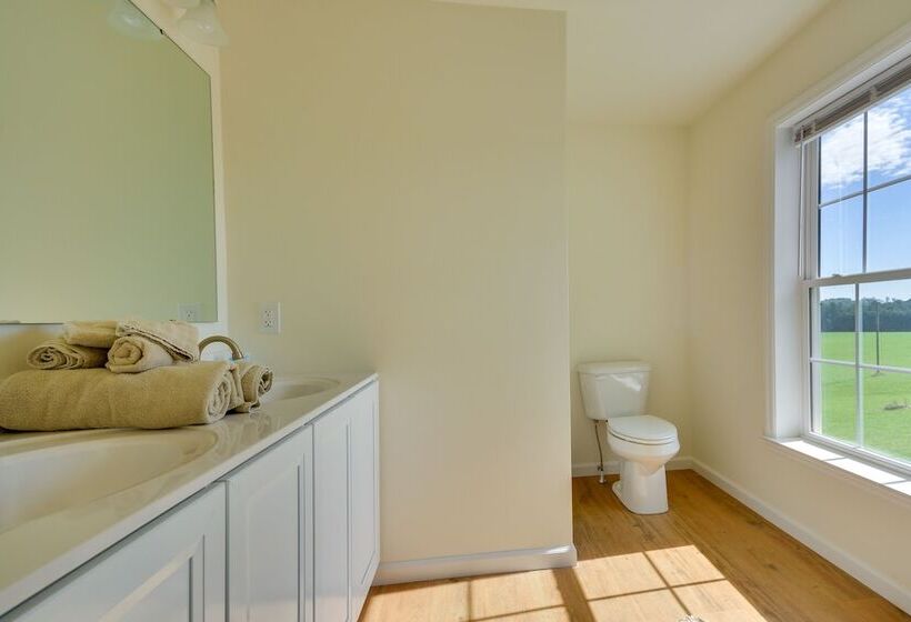 Timeless Hillsville Farmhouse: Blue Ridge Parkway!