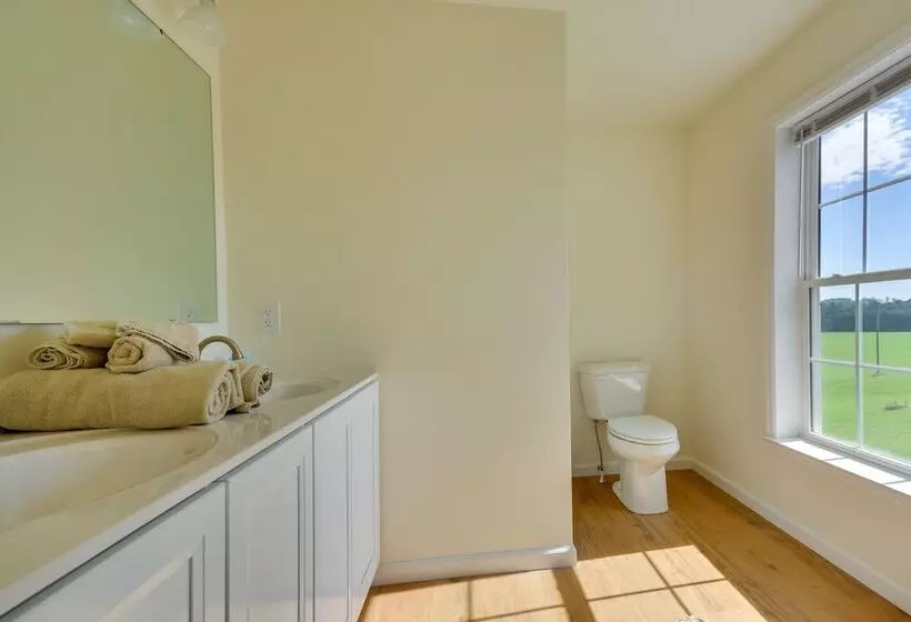 Timeless Hillsville Farmhouse: Blue Ridge Parkway!