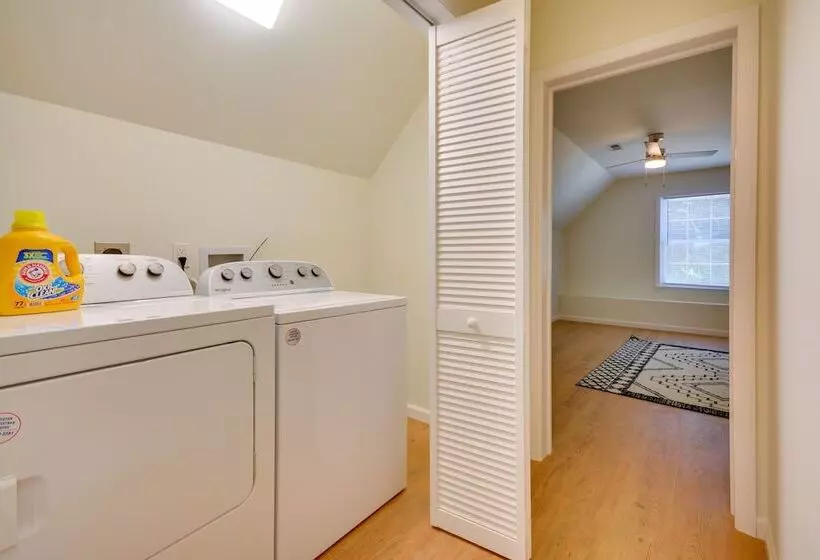 Timeless Hillsville Farmhouse: Blue Ridge Parkway!