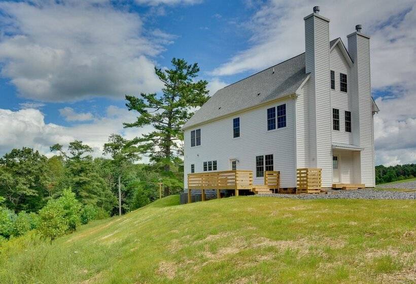 Timeless Hillsville Farmhouse: Blue Ridge Parkway!