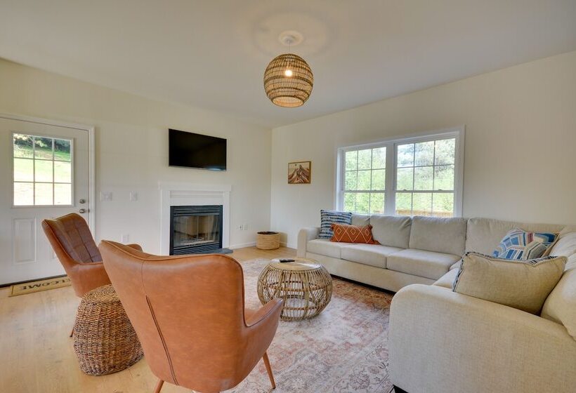 Timeless Hillsville Farmhouse: Blue Ridge Parkway!