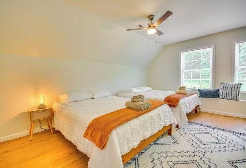 Timeless Hillsville Farmhouse: Blue Ridge Parkway!