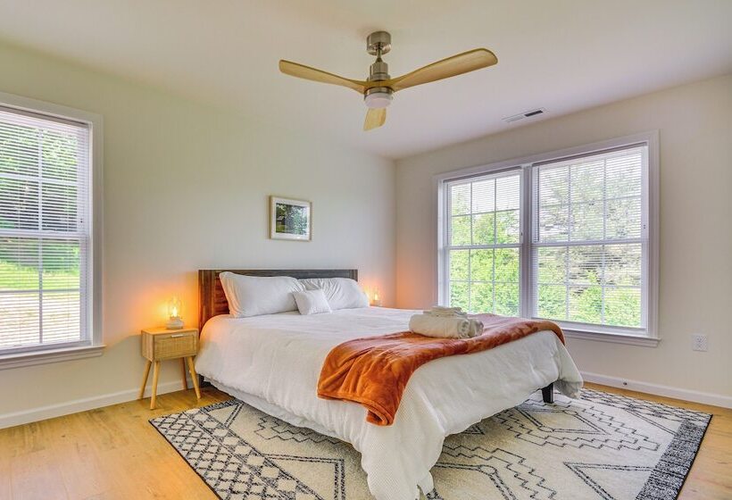 Timeless Hillsville Farmhouse: Blue Ridge Parkway!