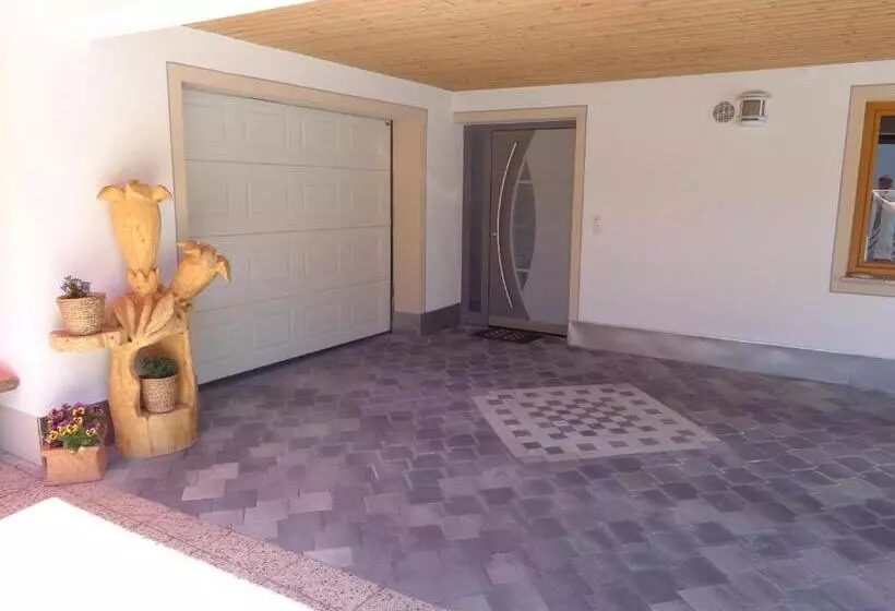 Hotelli Haus Enzian