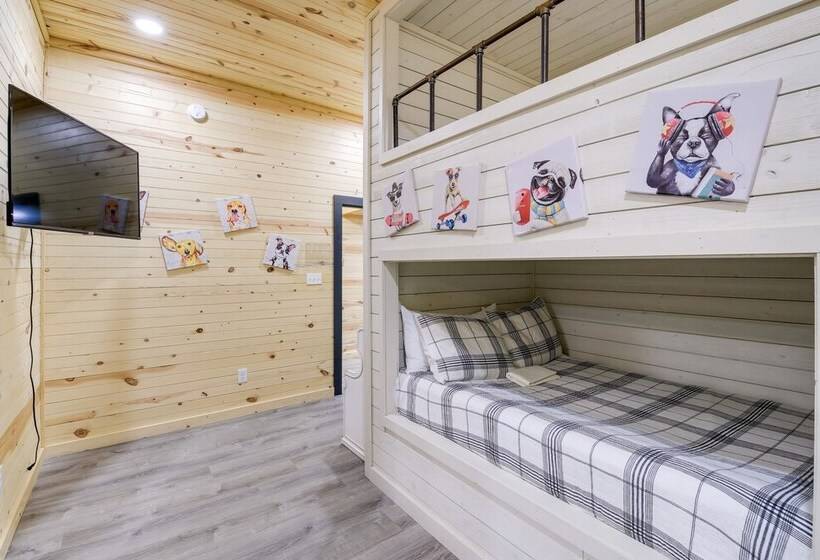 Spacious Sevierville Cabin W/ Hot Tub & Game Room!